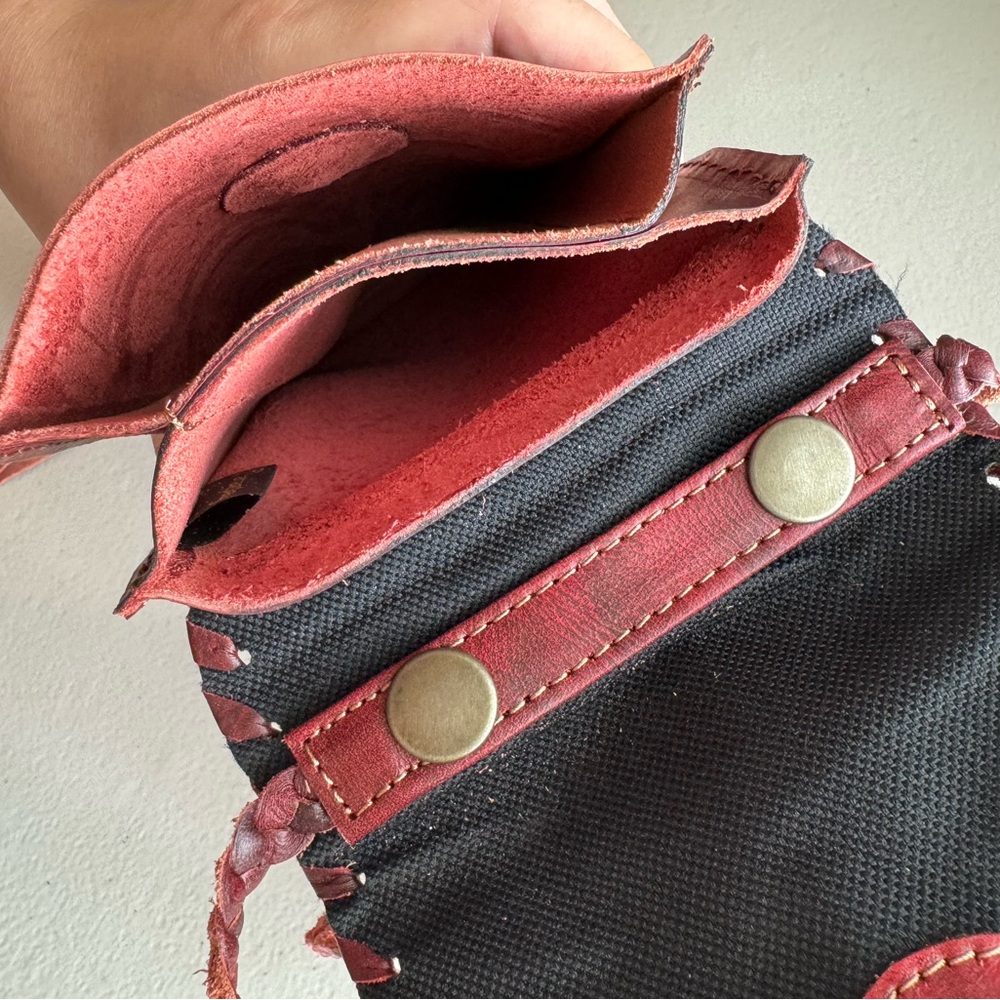 Leaders In Leather Bag - Crossbody - Essential Tooled LEATHER Bag - Picture 7 of 12